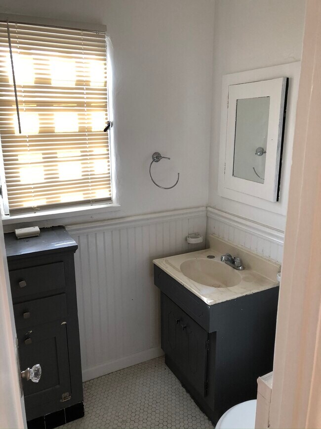 Stylish bathroom - 8327 Blackburn Ave