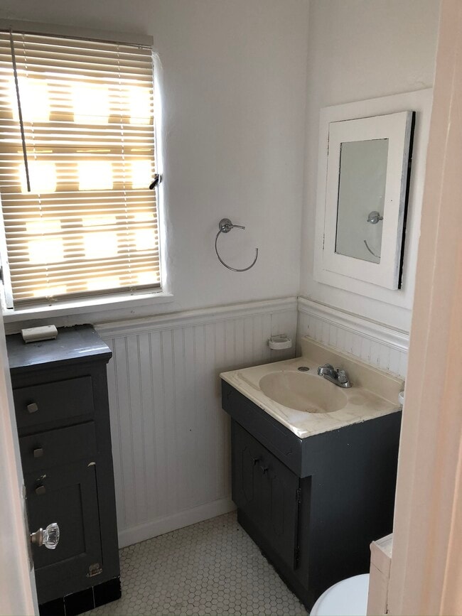 Stylish bathroom - 8327 Blackburn Ave