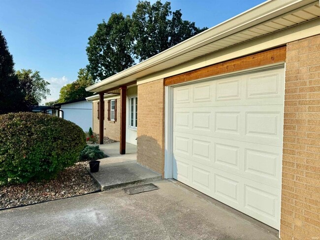 Building Photo - 404 S Hickory Dr