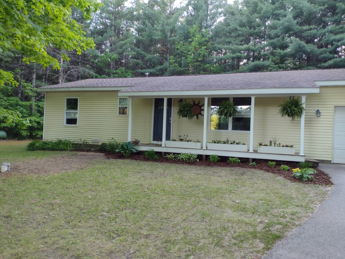 Primary Photo - 9430 Lake Ann Rd