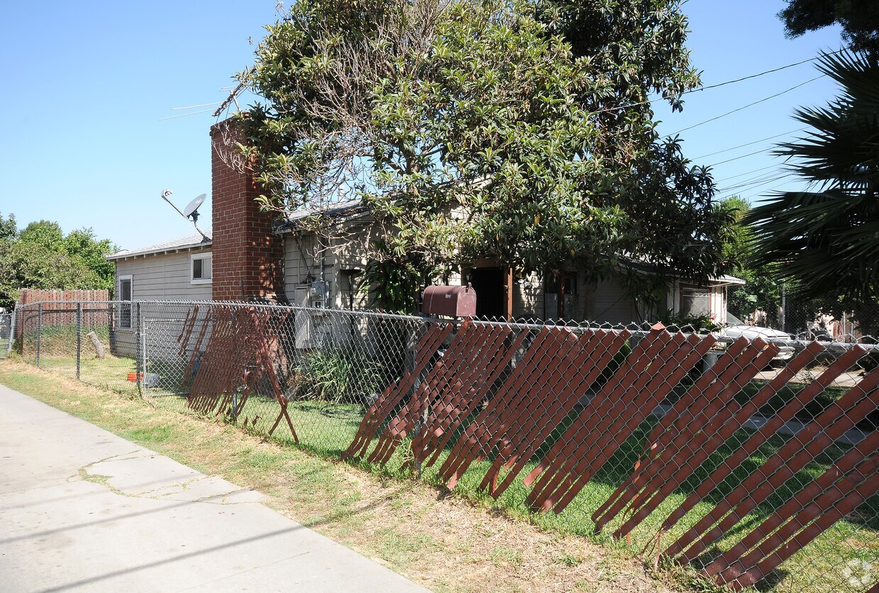 Foto del edificio - 15301-15307 Gundry Ave