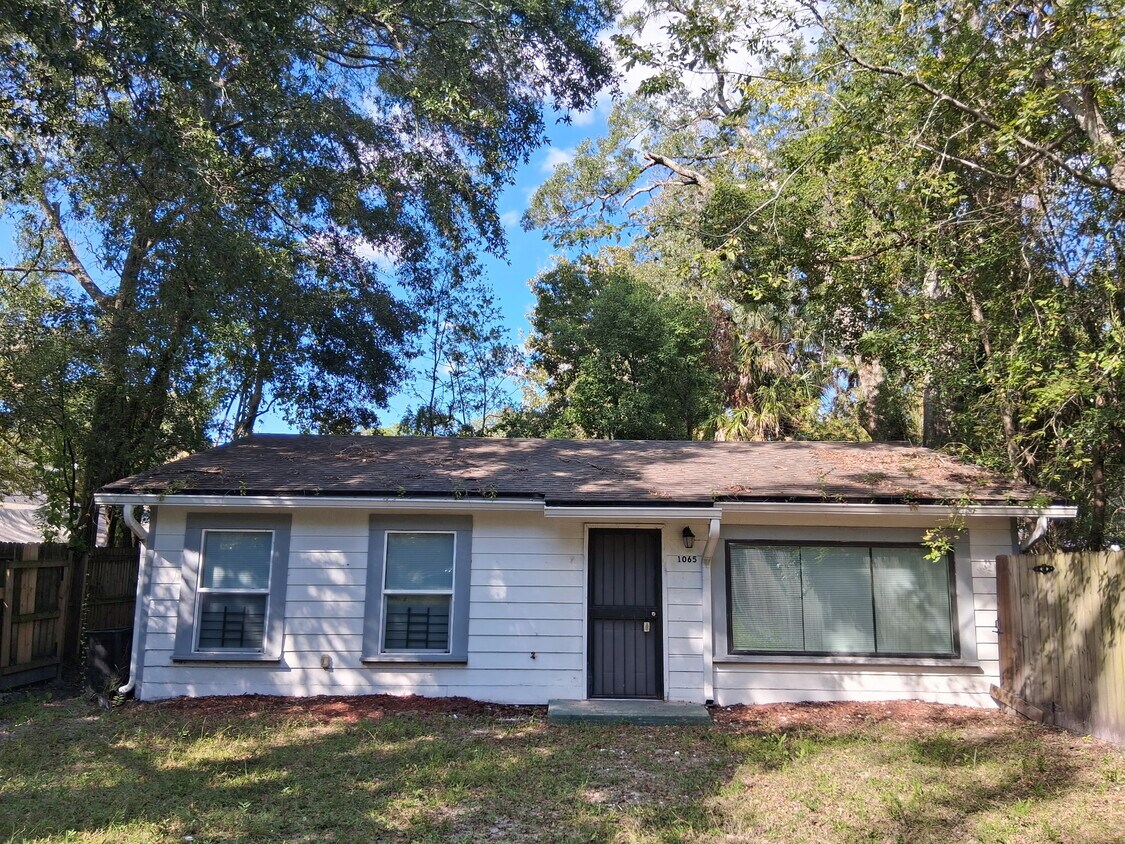 Primary Photo - 1065 Winthrop St