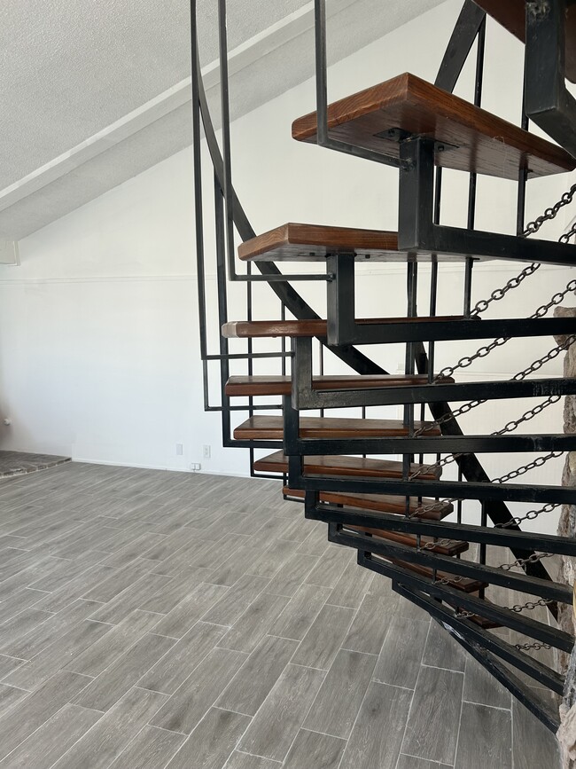 Building Photo - 244 Melrose Dr