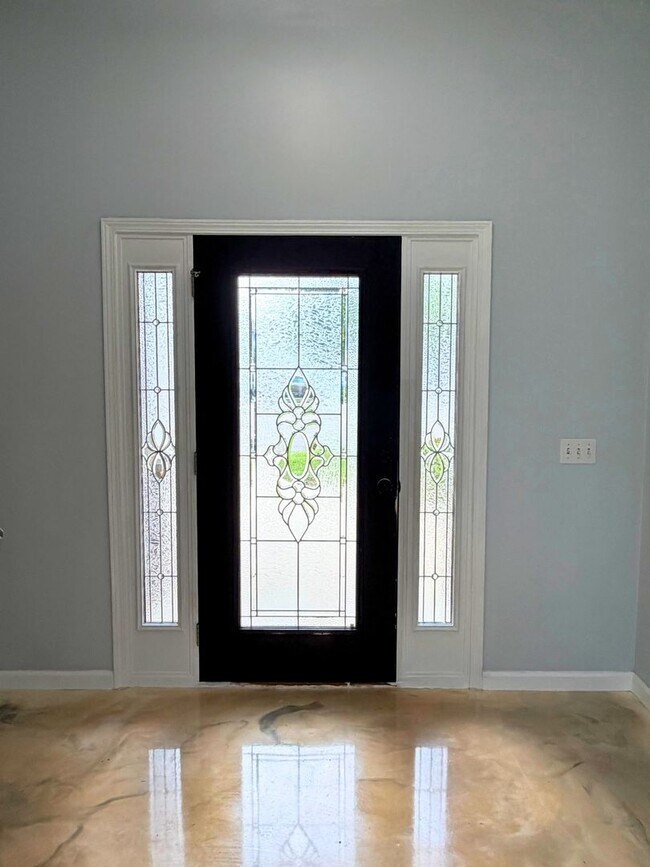 Building Photo - Woof and Meow Friendly! 4/3 with a fenced in yard!