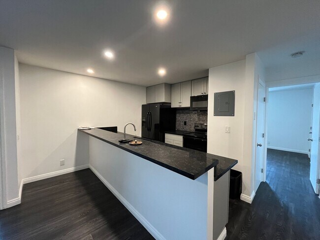 Foto del edificio - MOVE-IN READY 1+1 w/gated entry, 2 parking spaces + pool!