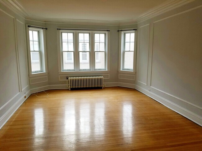 Building Photo - 821 Forest Ave