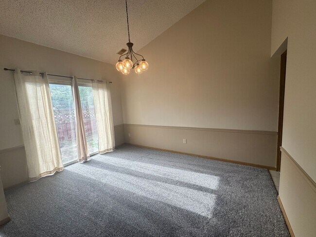Foto del edificio - Spacious & Stylish Condo for Rent: 2 Bed/2...