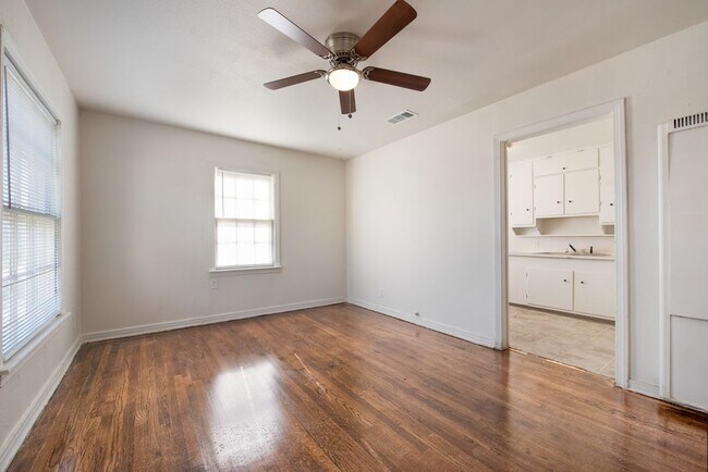 Building Photo - 838 Dalworth St