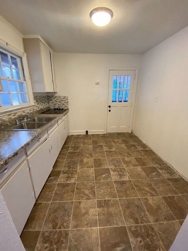 Foto del edificio - 2109 Thomas Ave