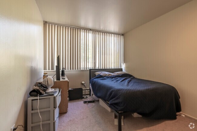 2 habitaciones, 2 baños, - 750 pies cuadrados - Dormitorio 2 - 912 Brown St