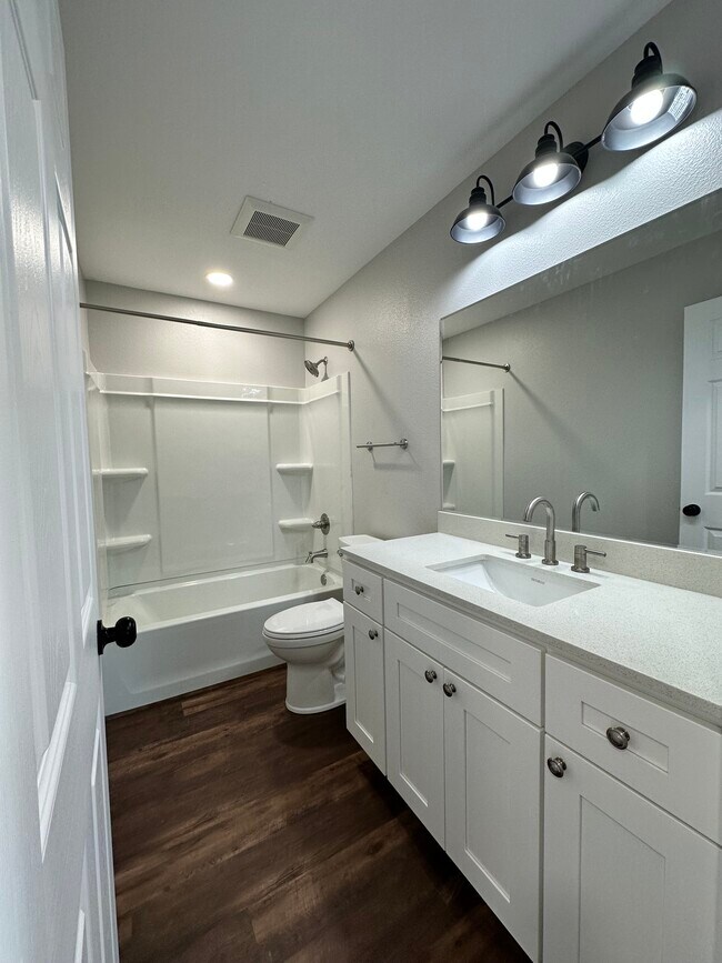 HALL BATH (TUB + SHOWER) - 107 S Bois D Arc St