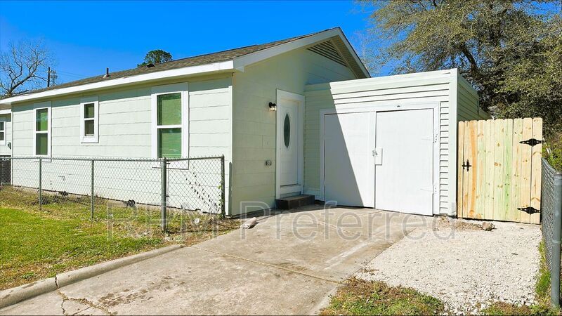 Primary Photo - 710E Adoue St