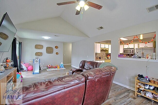 Foto del edificio - 1567 Pendleton Dr