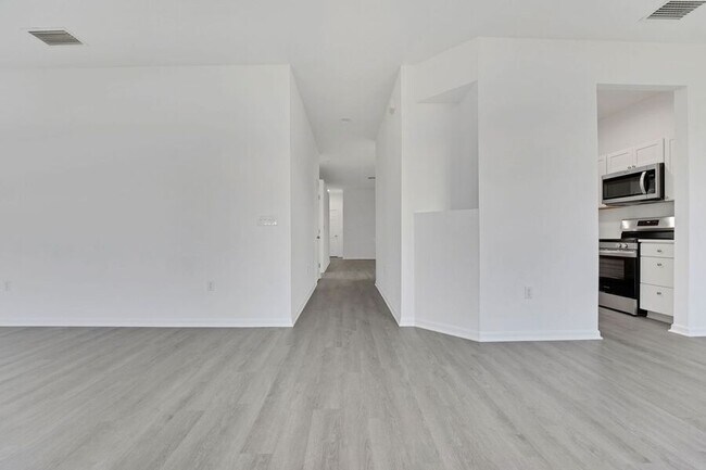 Foto del edificio - 327 Cloverdale Rd