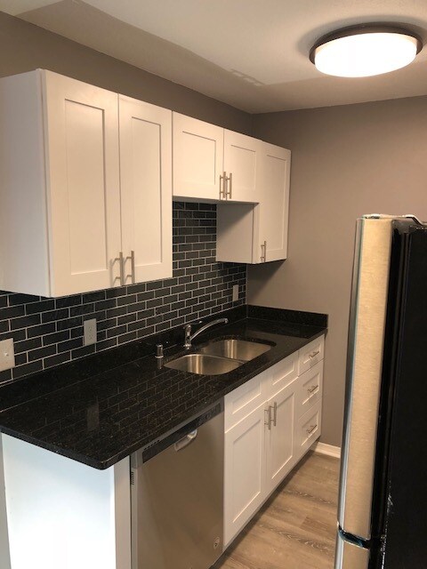 Granite Counter Tops - 2446 Aldrich Ave S