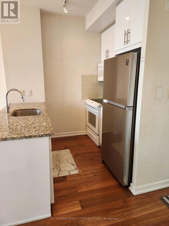 Photo du bâtiment - 70 Forest Manor Rd