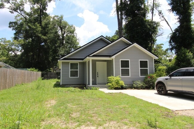 Building Photo - 3 Bedroom Home in Wakulla Gardens Availabl...