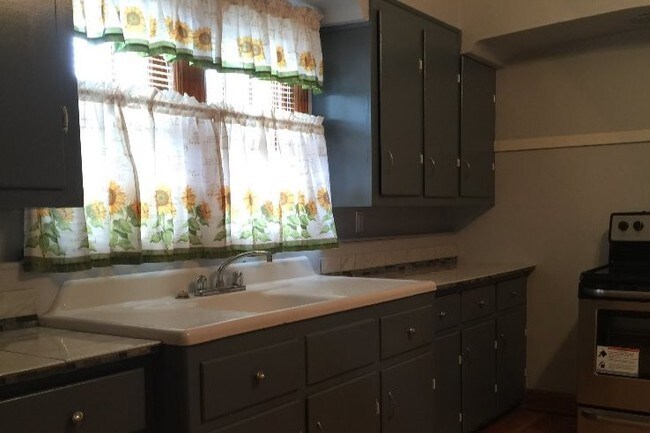 Kitchen - 1008 Rawson E Ave