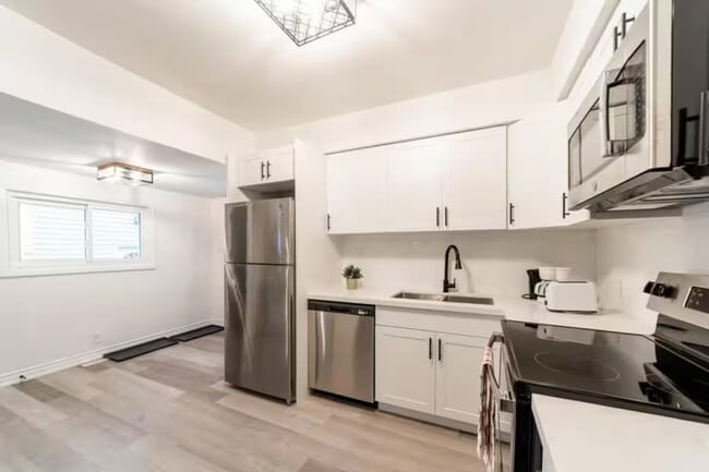 Building Photo - 186 Crowland Ave