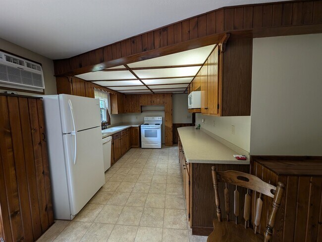 Building Photo - 2131 Hawthorne Dr