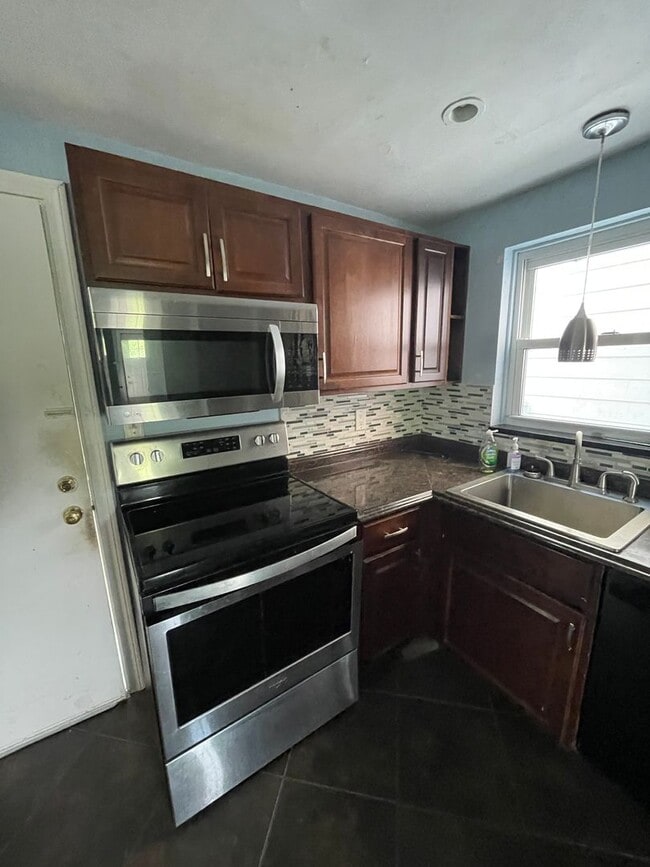 Building Photo - 2 bed 1.5 bath home in Pittsburgh Pa!