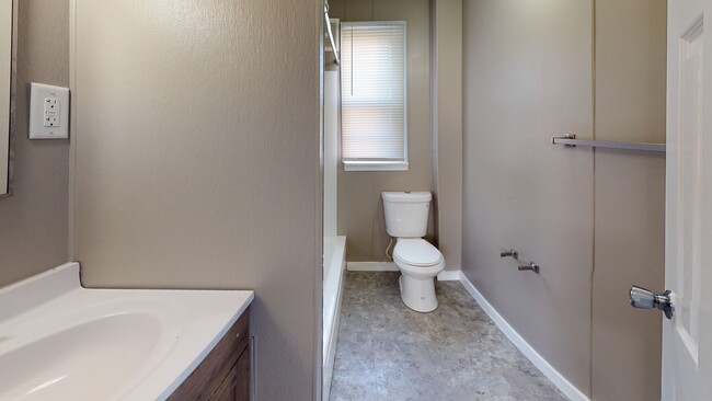 Building Photo - 4836 Northcote Ave