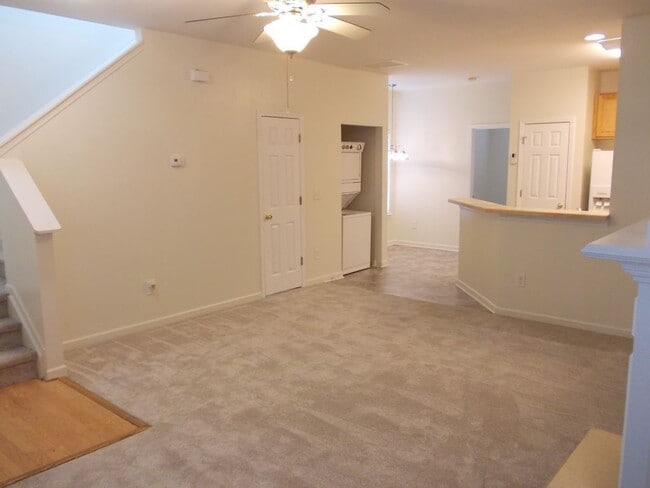 Foto del edificio - End Unit 2 story, 3 Bedroom Townhome near ...