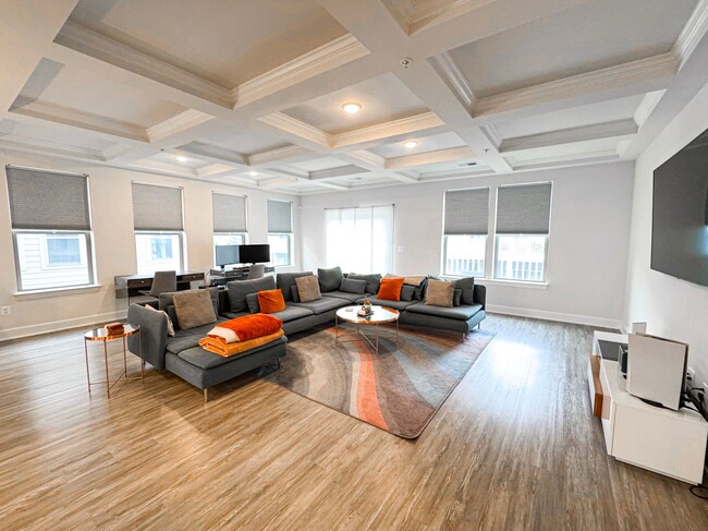 Foto del edificio - Stylish 3 Bed 2.5 Bath End-Unit Townhome W...