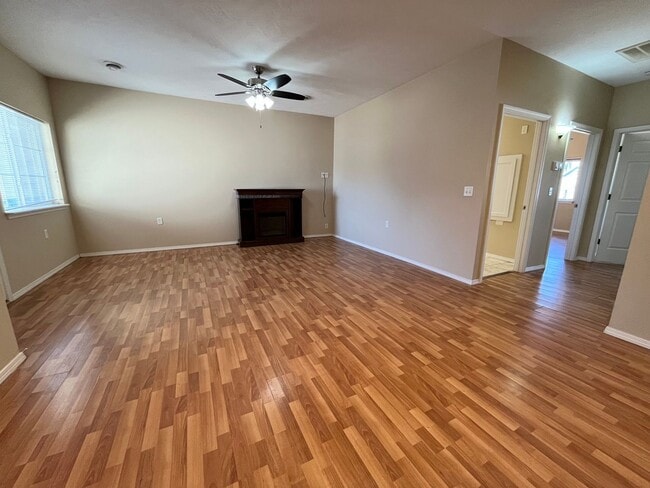 Building Photo - 2 Bedroom Twinhome For Rent in Lennox, SD!!