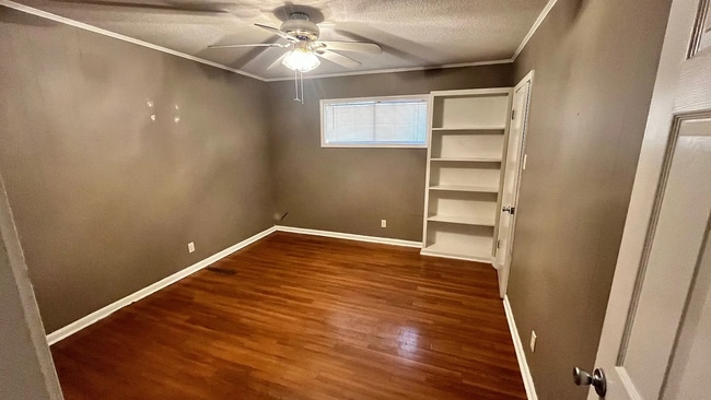 Foto del edificio - 4 Bed / 2 Bath Home with Fenced Backyard