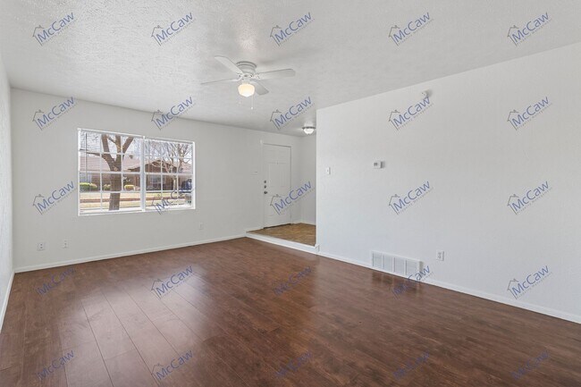 Building Photo - Cute 4/1.5 in Garland!