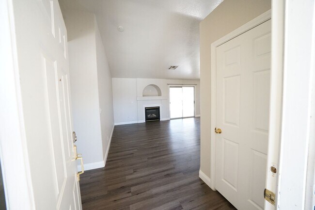 Foto del edificio - Showings Available NOW