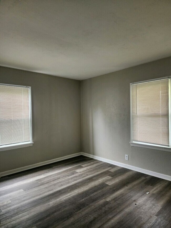 Foto del edificio - 3 Bedroom 1 bath with Large Back Yard Comi...