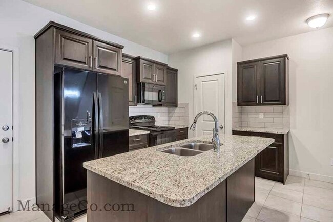 Building Photo - Comfortable New Townhouse