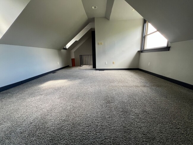 Foto del edificio - Charming 1-Bedroom Home with Walk-In Close...