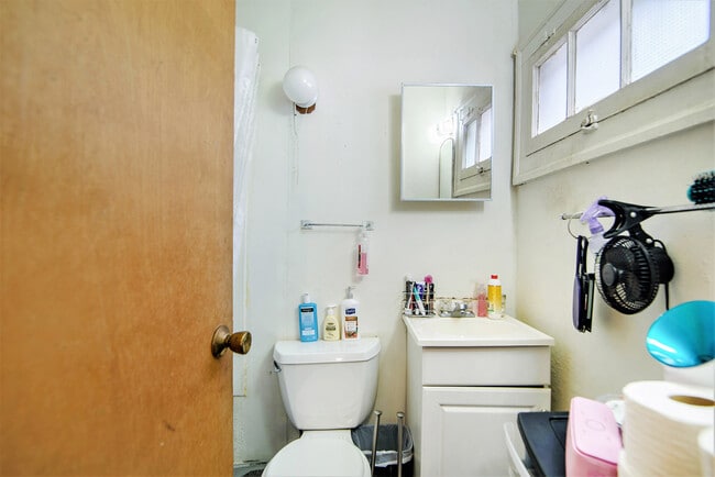 Building Photo - 428 S Division St