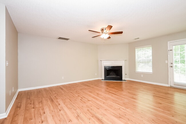 Foto del edificio - 123 Hidden Creek Dr