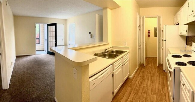Foto del edificio - 5500 Devonbriar Way