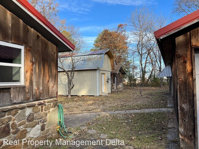 Building Photo - 4 br, 2 bath House - 116 West Nipper St.