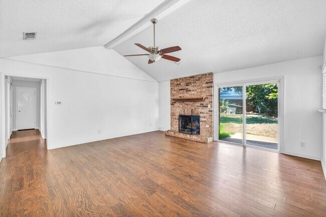 Building Photo - Updated Home in GREAT South Austin Location