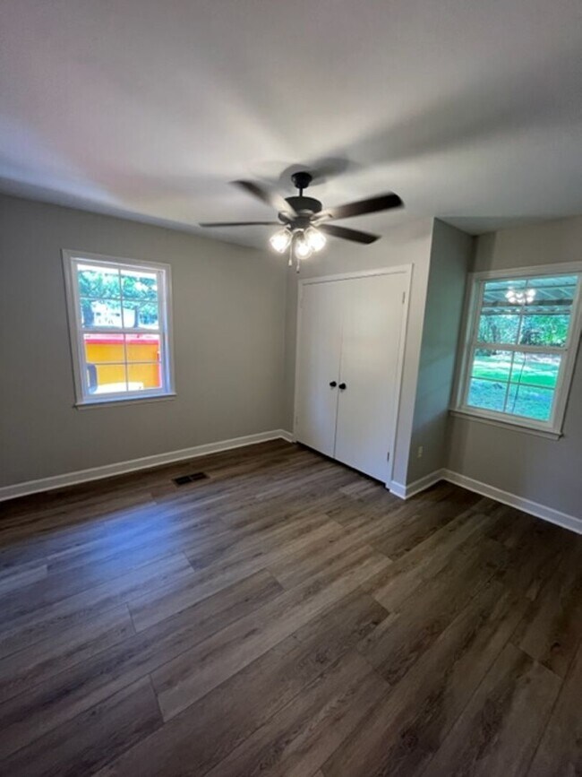 Building Photo - Completely Updated 2 Bedroom 1 Bath Duplex...