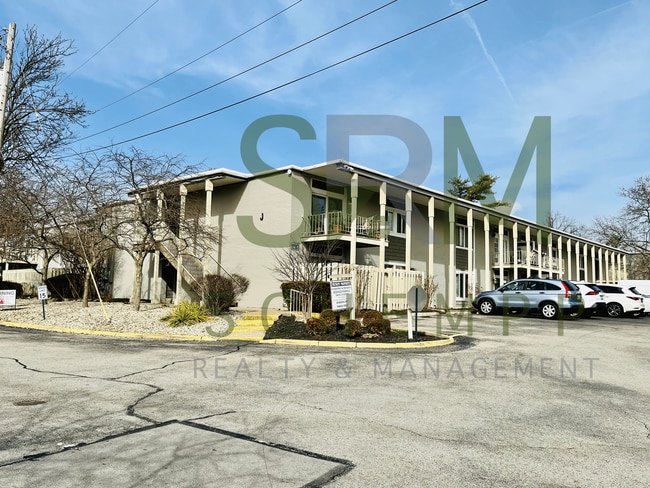 Remodeled one bedroom condo off Gardiner Lane with pool access - Remodeled one bedroom condo off Gardiner Lane with pool access