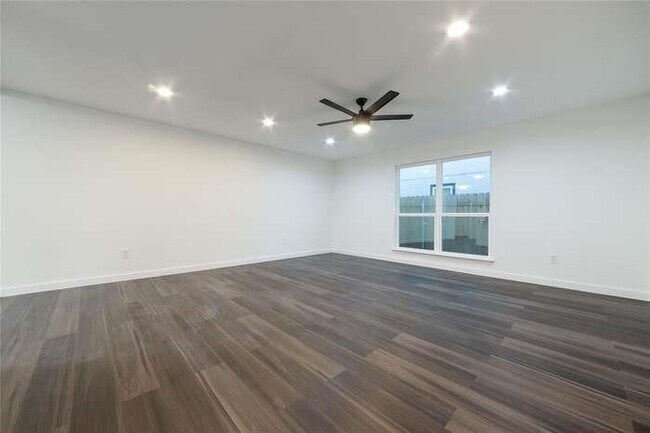 Foto del edificio - 5535 Pine Pl