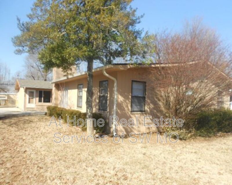 Foto principal - 2705 S Stewart Ave