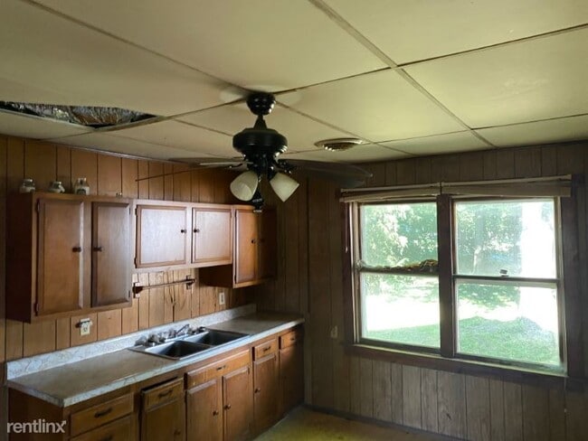 Building Photo - 1 br, 1 bath House - 206 S Sixth St.