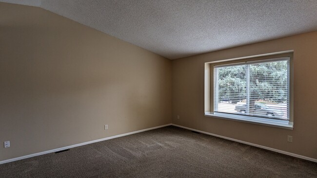 Building Photo - COZY TRI-LEVEL 3 BED/1.5 BATH WITH WOODBURNING FIREPLACE NEAR CIMMARON HILLS!
