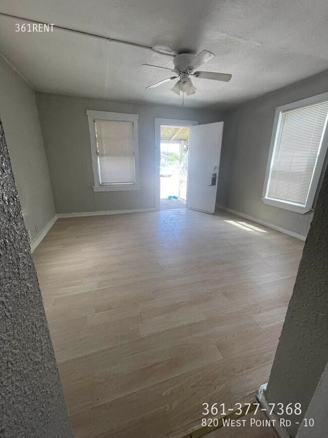 Foto del edificio - 820 W Point Rd