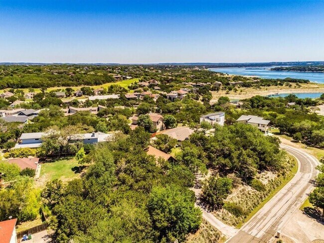 Foto del edificio - 18418 Lakeland Dr