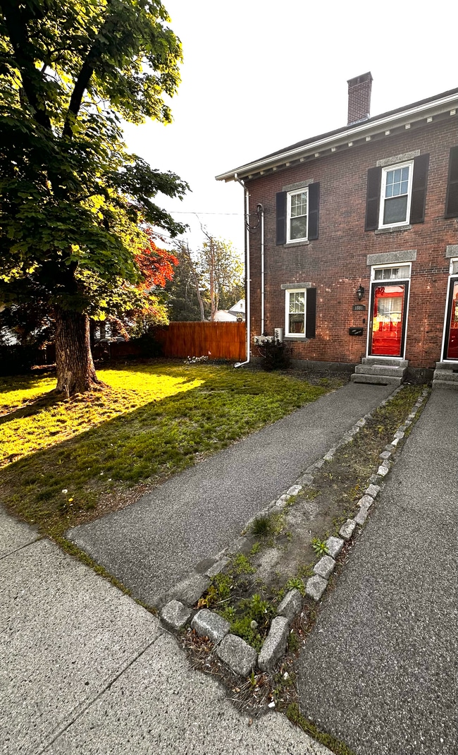 Building Photo - 1591 Lonsdale Ave