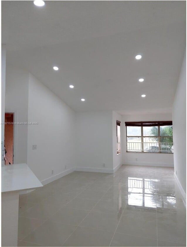 Foto del edificio - 3320 Pinewalk Dr N